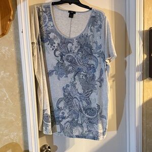 Lee Women's Gray Short Sleeve Top with Blue Paisley